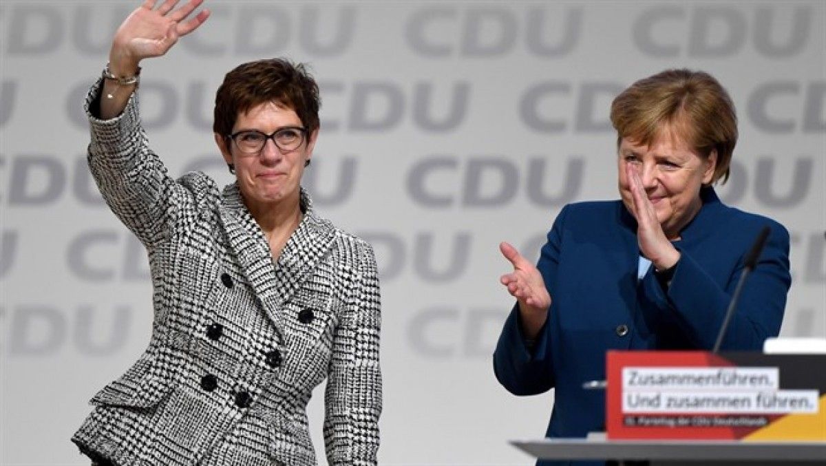 Kramp-Karrenbauer saluda els congressistes al costat de Merkel en el congrés de la CDU.