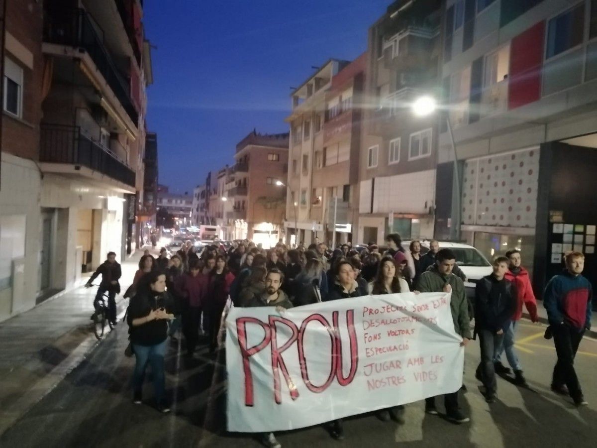 Imatge d'arxiu de la manifestació en suport a La Xesca al crit de «No s'entén; gent sense casa i cases sense gent»