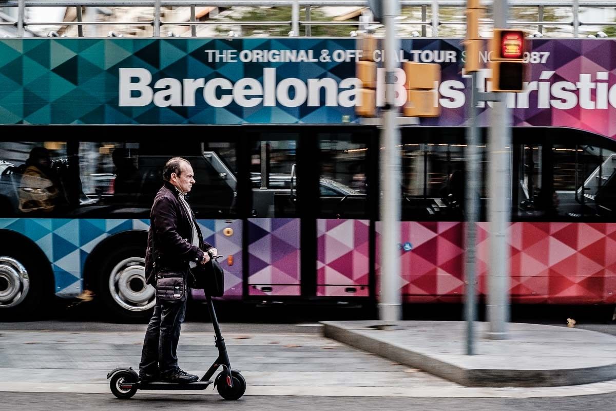 Una persona circulant amb patinet elèctric pel carril bici de la Diagonal.