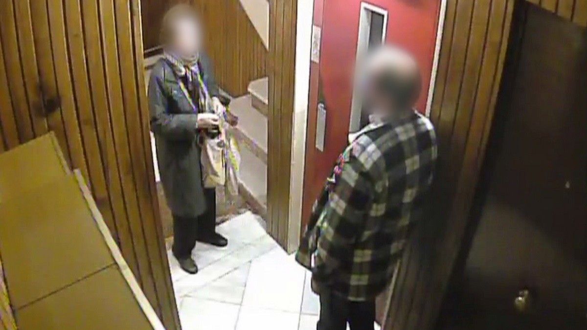 Imatge del lladre assaltant una dona abans d'agafar l'ascensor.