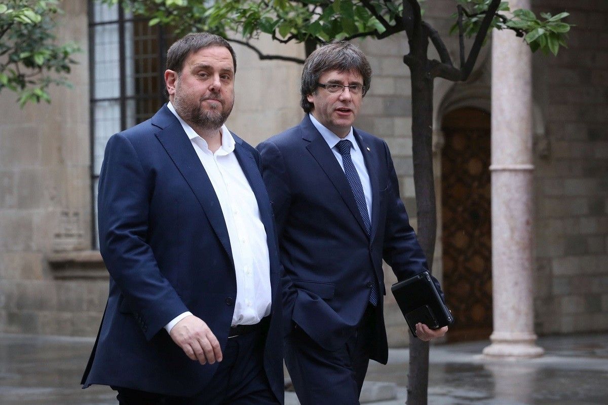 El president Carles Puigdemont i el vicepresident Oriol Junqueras es dirigeixen a la reunió del Govern