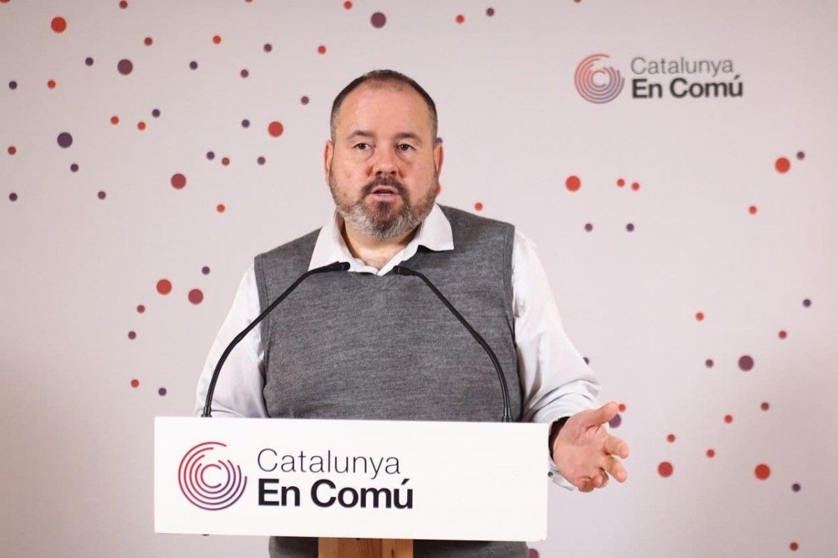 El portaveu de Catalunya en Comú, Joan Mena, en la roda de premsa d'aquest dilluns