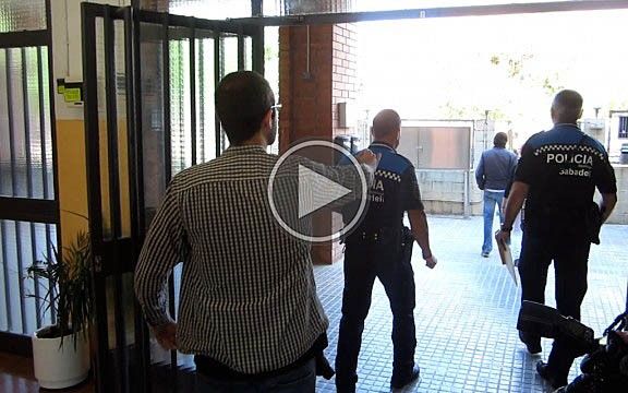 Un apoderat escridassant Esteban Gesa en la sortida de la seva votació a Sabadell
