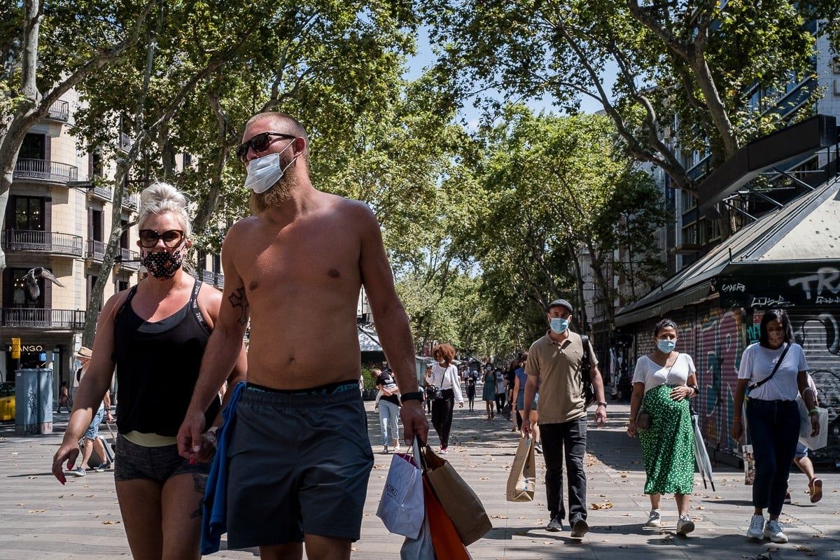 Turistes amb mascareta al centre de Barcelona