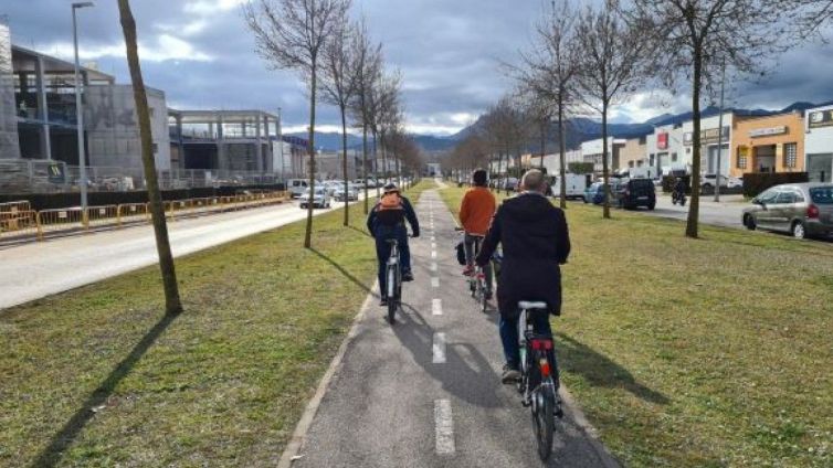 Un dels carrils bici de la ciutat d'Olot.