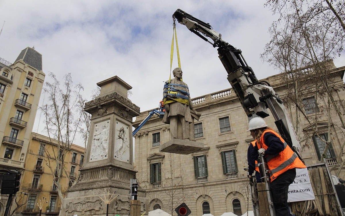 Moment de retirada de l'estàtua a la plaça Antonio López a Barcelona