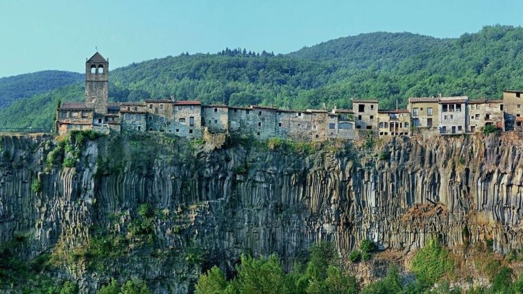 Les cingleres basàltiques de Castellfollit de la Roca.