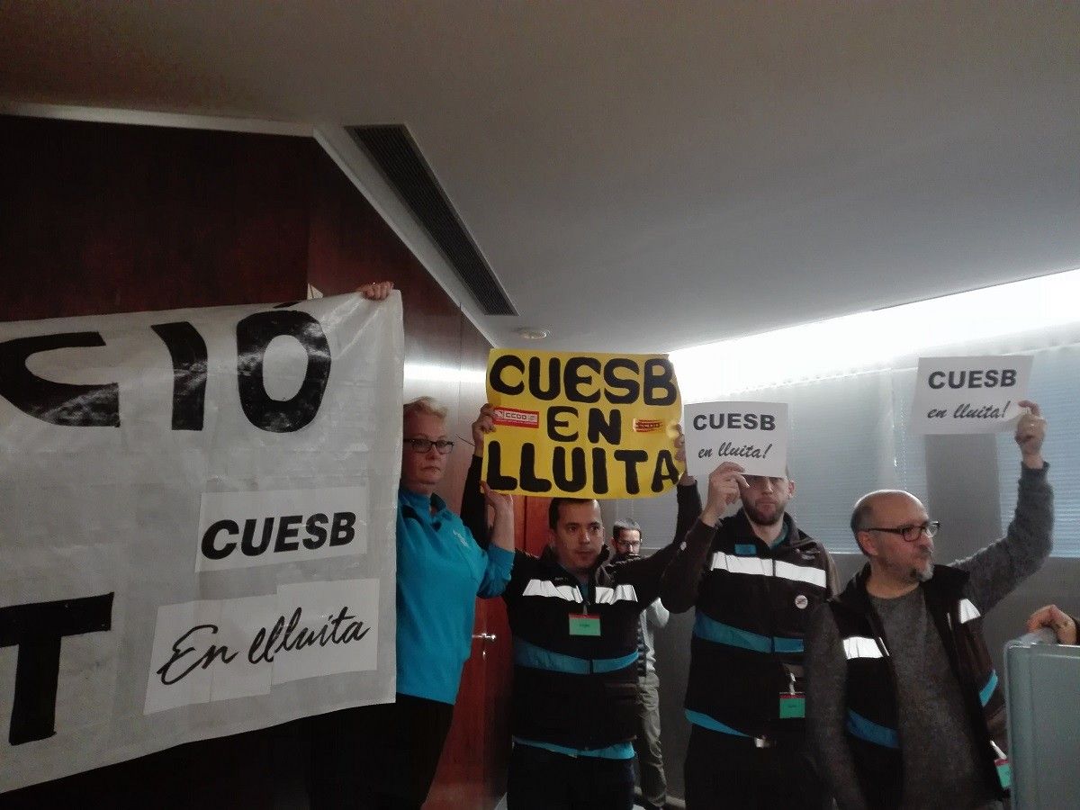 Els treballadors del CUESB han protestat aquest dimarts a la Comissió de Drets Socials