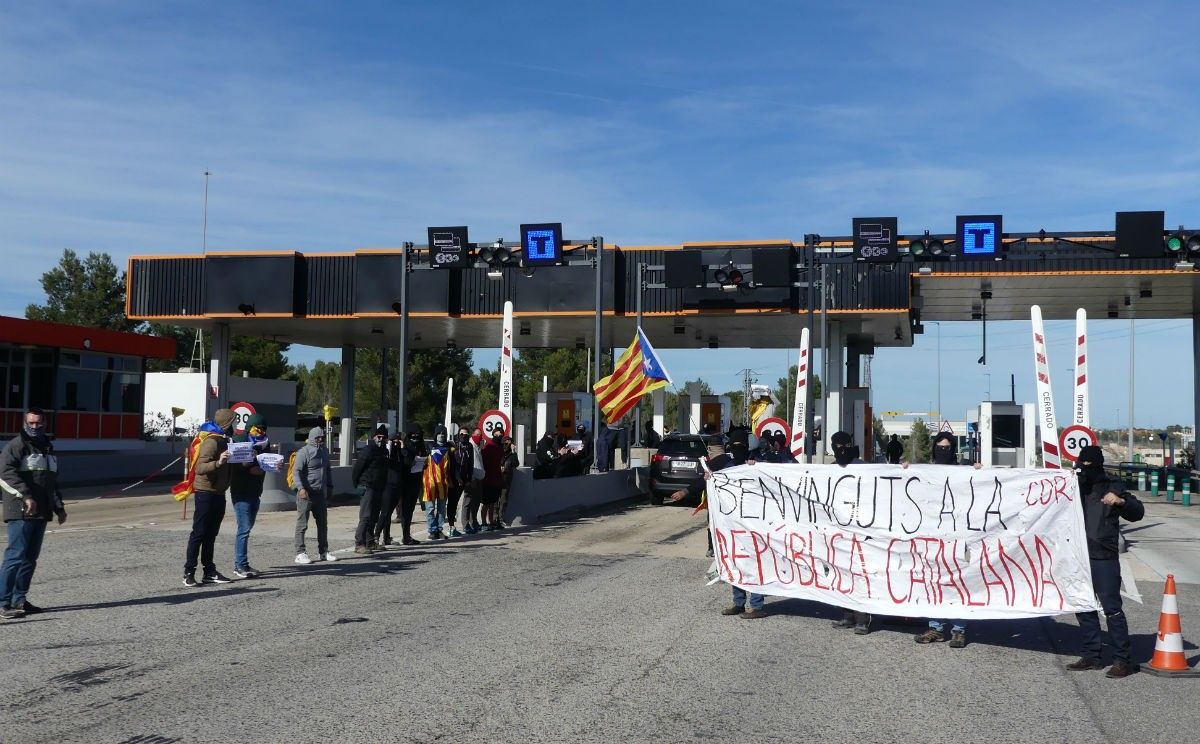 Els manifestants esperen els vehicles amb una pancarta de benvinguda en una mobilització dels CDR el passat 1 d'abril.