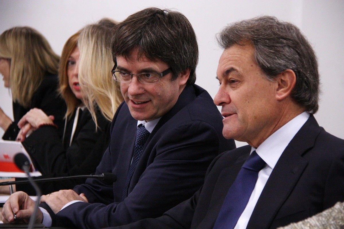 Carles Puigdemont i Artur Mas conversen durant una reunió del PDECat