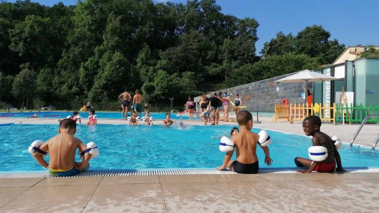 Infants a la piscina municipal d'Olot.