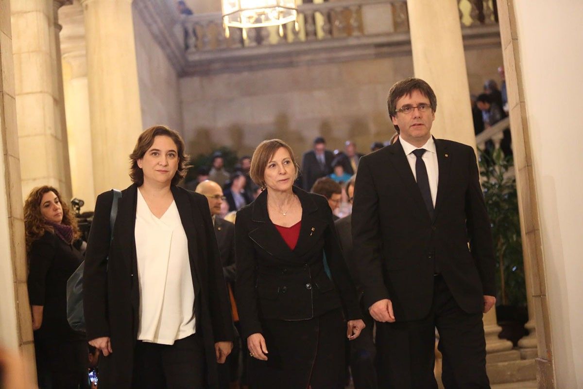 Ada Colau, amb Carme Forcadell i Carles Puigdemont