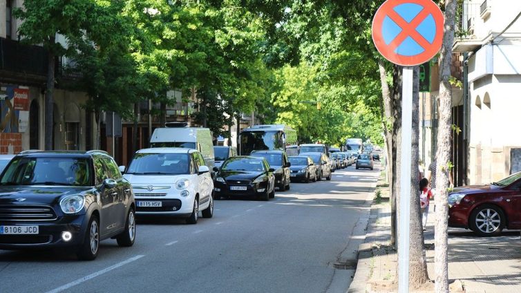 L'avinguda Girona d'Olot plena de cotxes