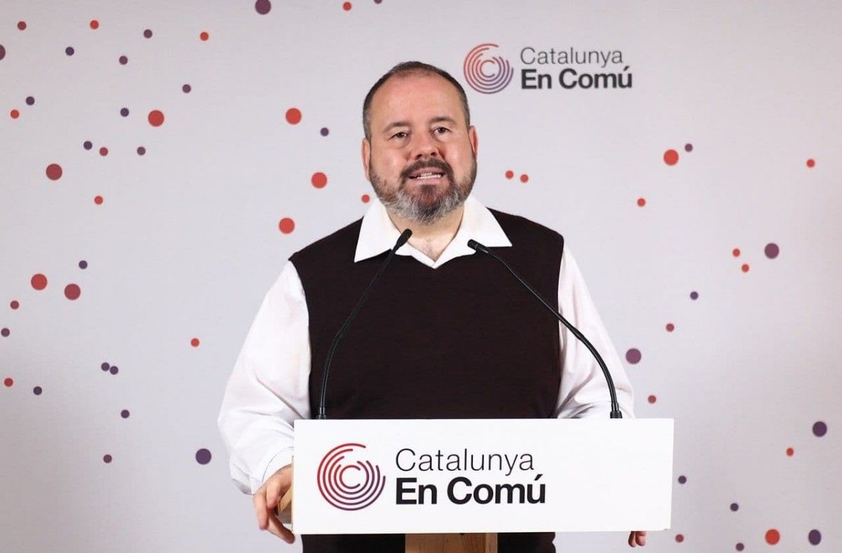 El portaveu de Catalunya en Comú, Joan Mena, en la roda de premsa d'aquest dilluns