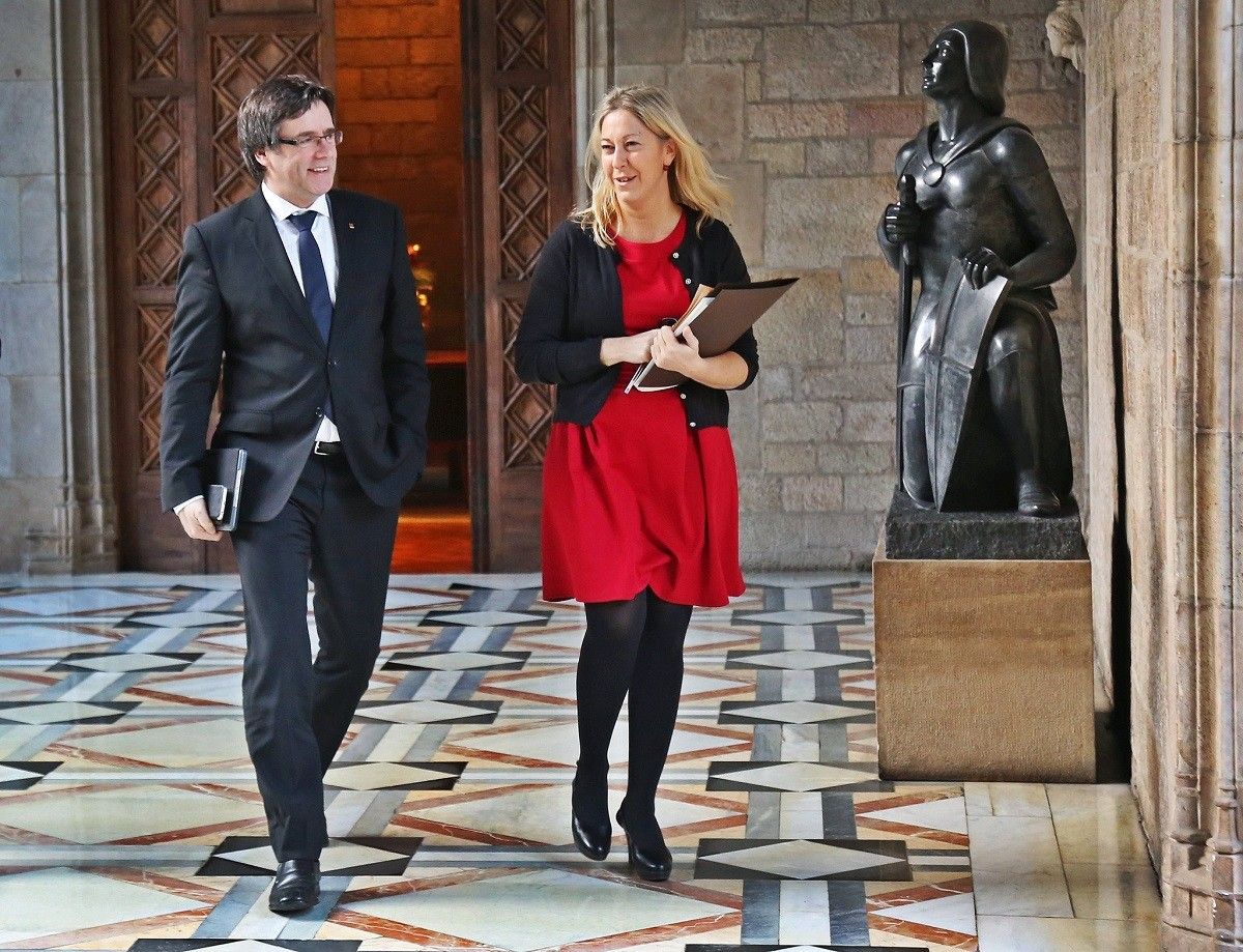 Carles Puigdemont es dirigeix a la reunió del Govern amb Neus Munté
