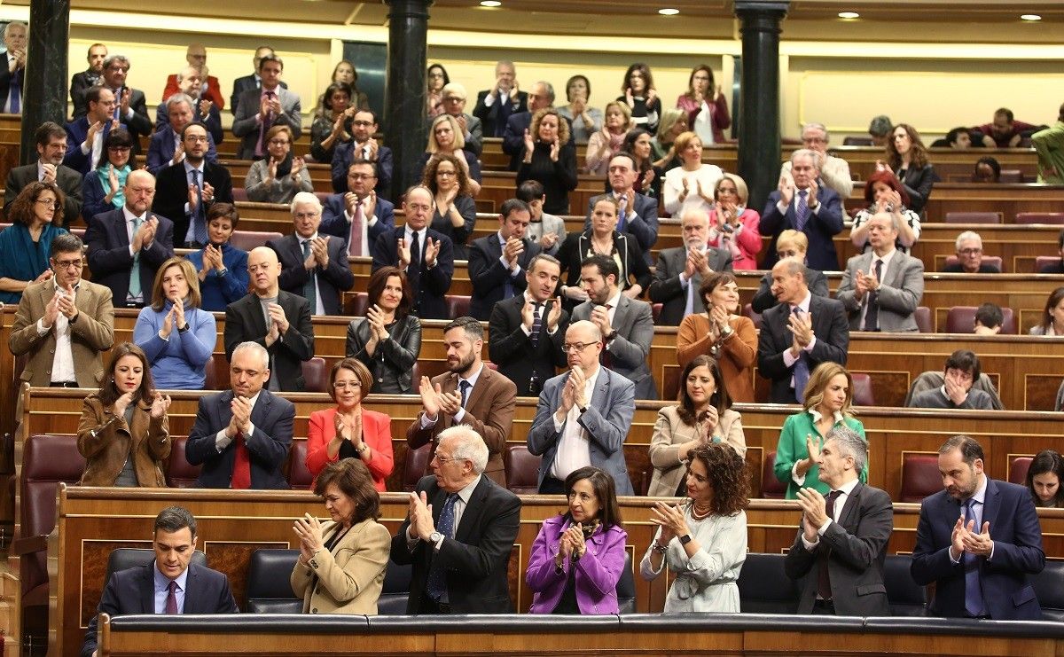 La bancada socialista aplaudeix Pedro Sánchez després de la seva intervenció al Congrés