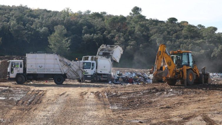 Camions descarregant a l'abocador de Beuda