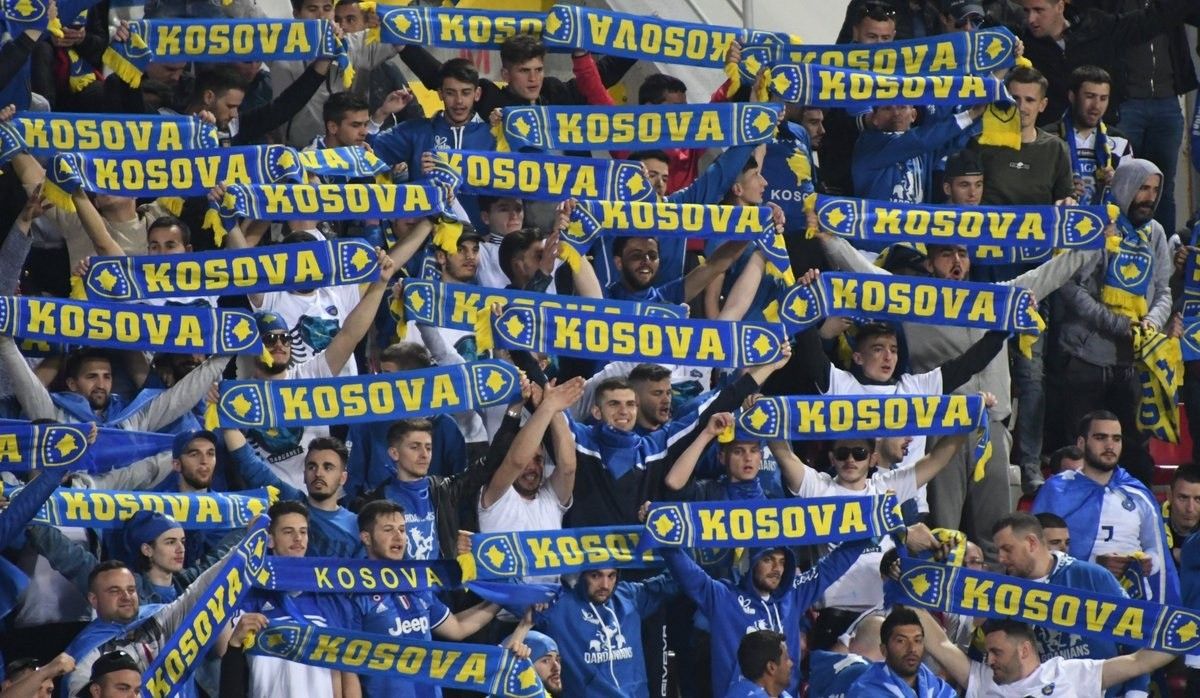 Afeccionats kosovars animen a la seva selecció.