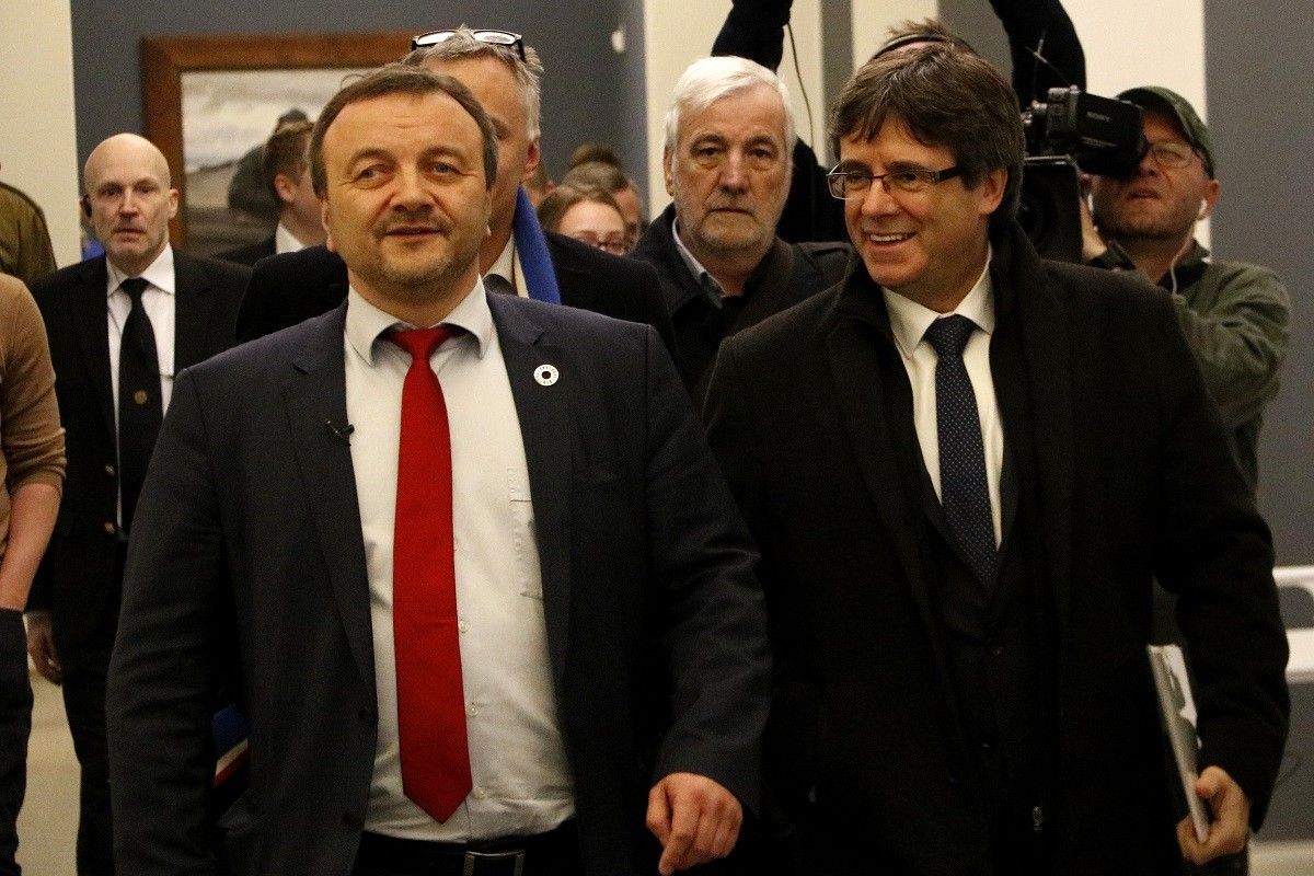 Carles Puigdemont, acompanyat del diputat Magni Arge al parlament danès durant el mes de gener