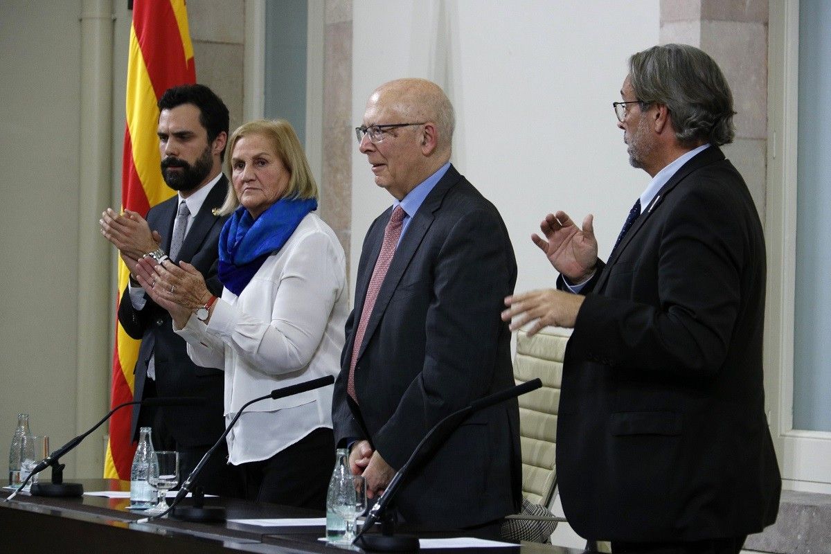 Roger Torrent, amb els expresidents Núria de Gispert, Joan Rigol i Ernest Benach, a l'homenatge a Forcadell