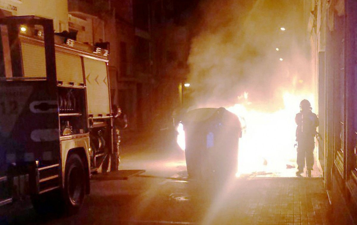 Incendi de contenidors al carrer Sant Llorenç de Sabadell.