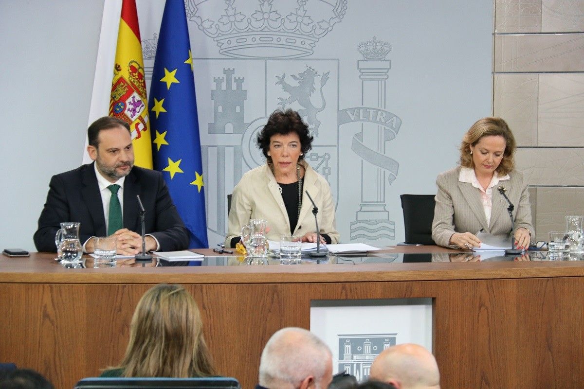 Isabel Celaá, Nadia Calviño i José Luis Ábalos, en roda de premsa després del consell de ministres