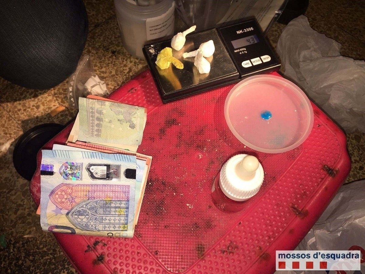 Els Mossos han interceptat paperines amb 4'3 grams de cocaïna al pis del detingut.