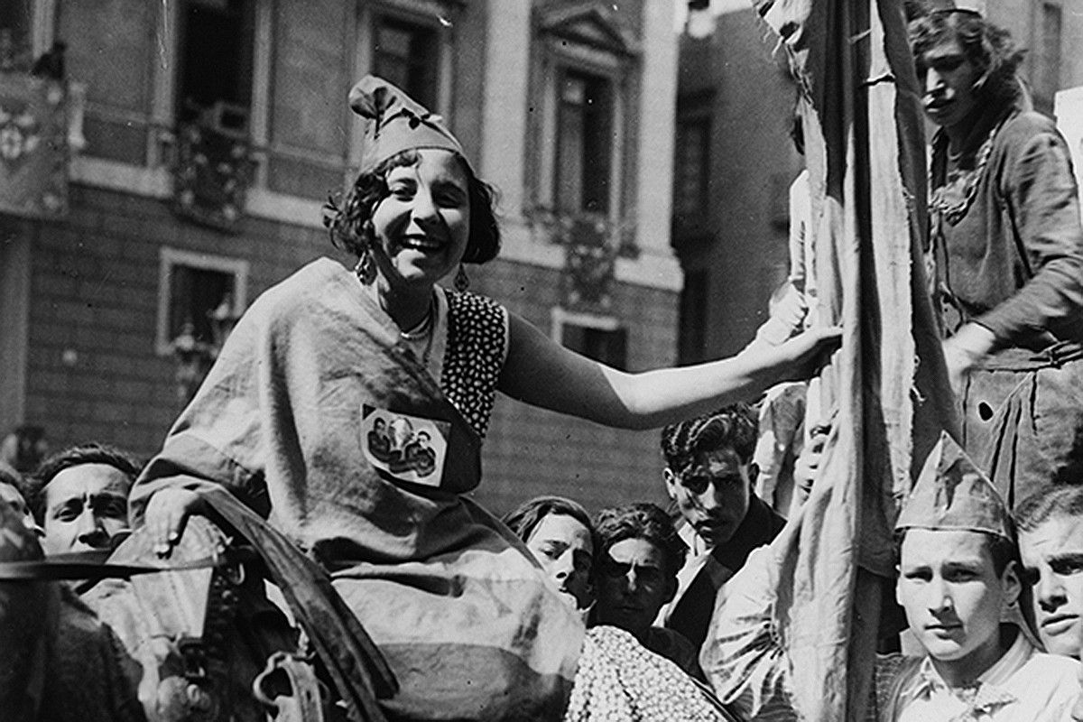 Una dona vestida de República, a la plaça de Sant Jaume