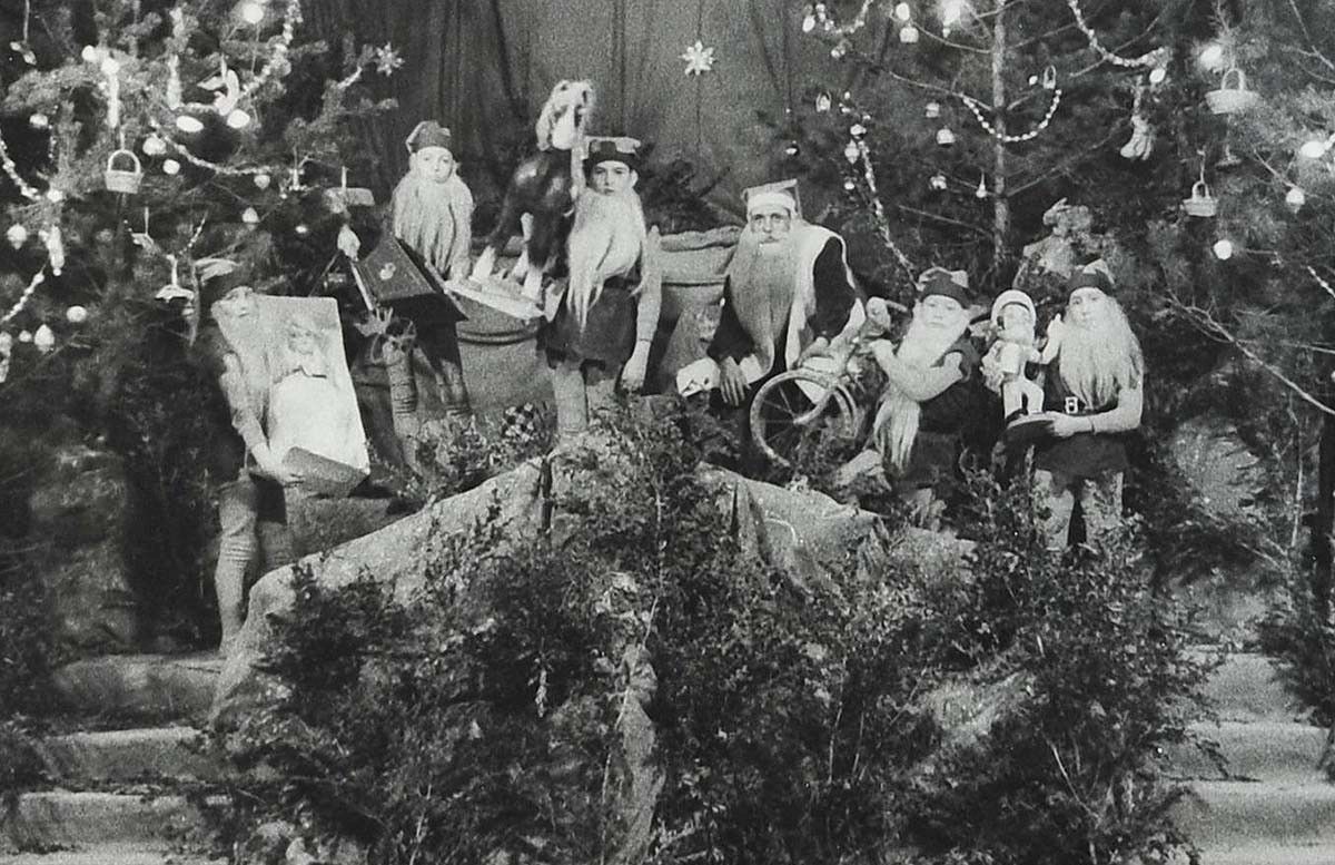 A Manresa, els Reis de 1937 foren substituïts per un Pare Noel acompanyat d'uns follets