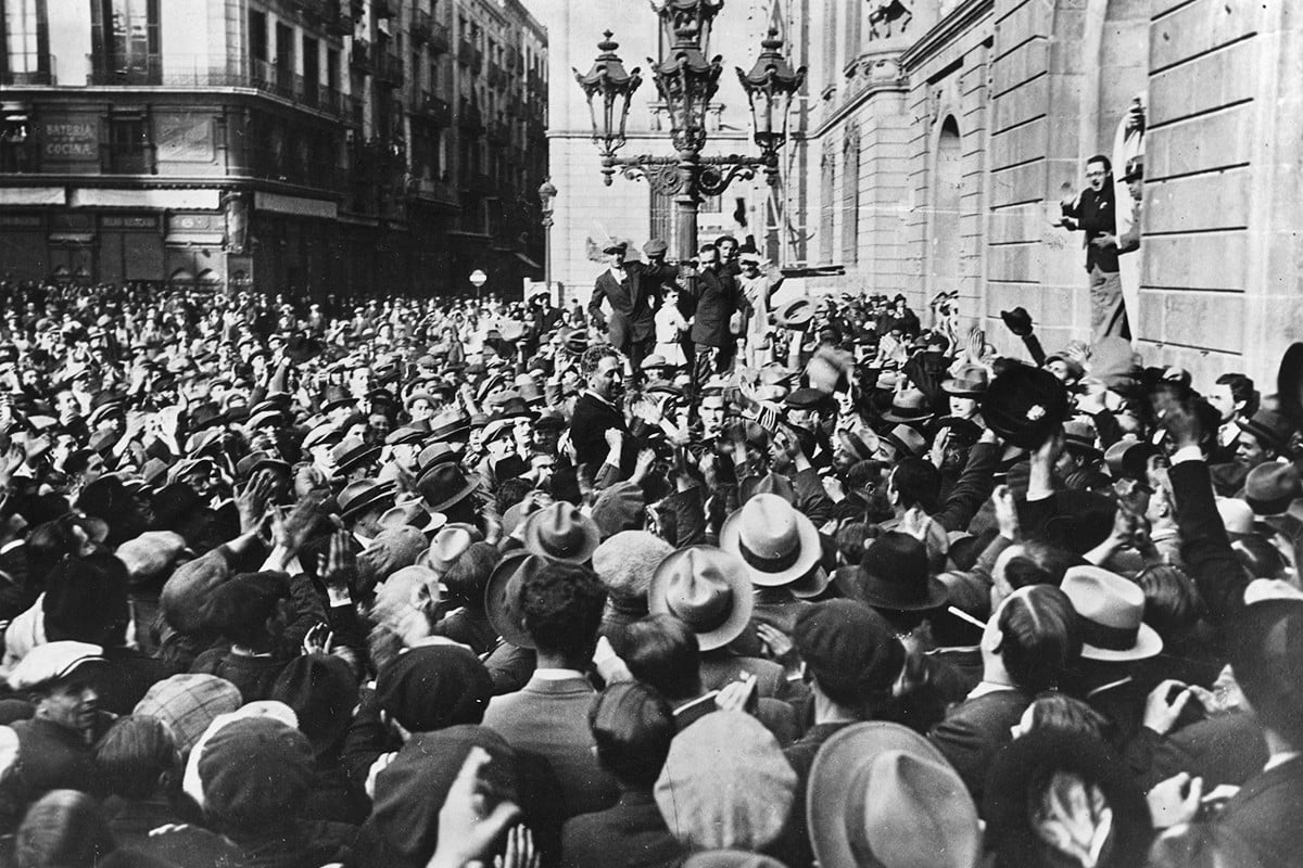 Lluís Companys a la plaça de Sant Jaume, dirigint-se cap a l'Ajuntament de Barcelona