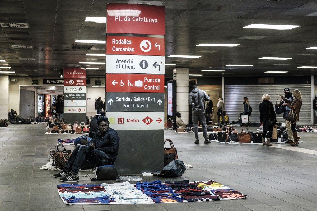  «Mercat» top manta a l'interior de l'estació de plaça de Catalunya