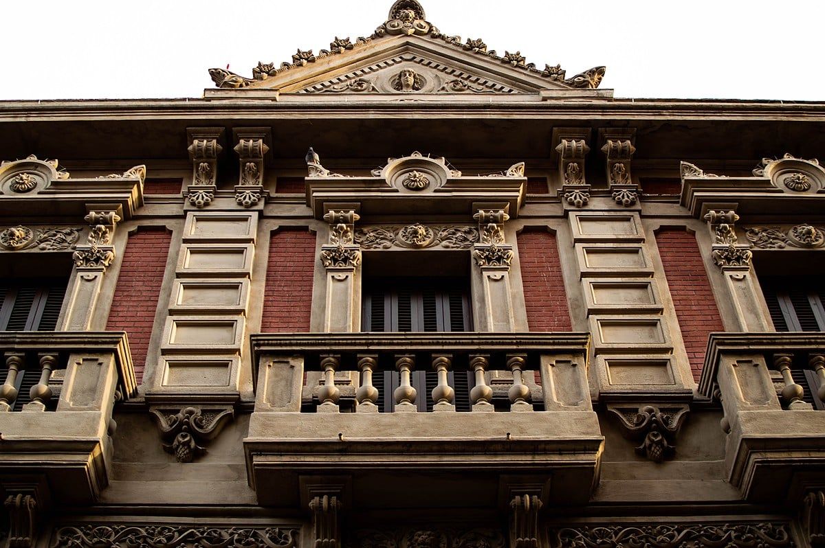 La Casa del Dimoni, un edifici singular situat del carrer Josep Torres, al districte de Gràcia