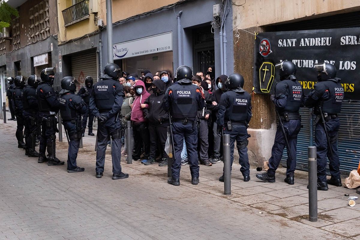 Desplegament d'antiavalots dels Mossos en un desnonament a Sant Andreu
