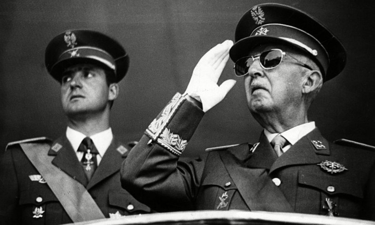El rei emèrit, Joan Carles I, junt al dictador Francisco Franco.