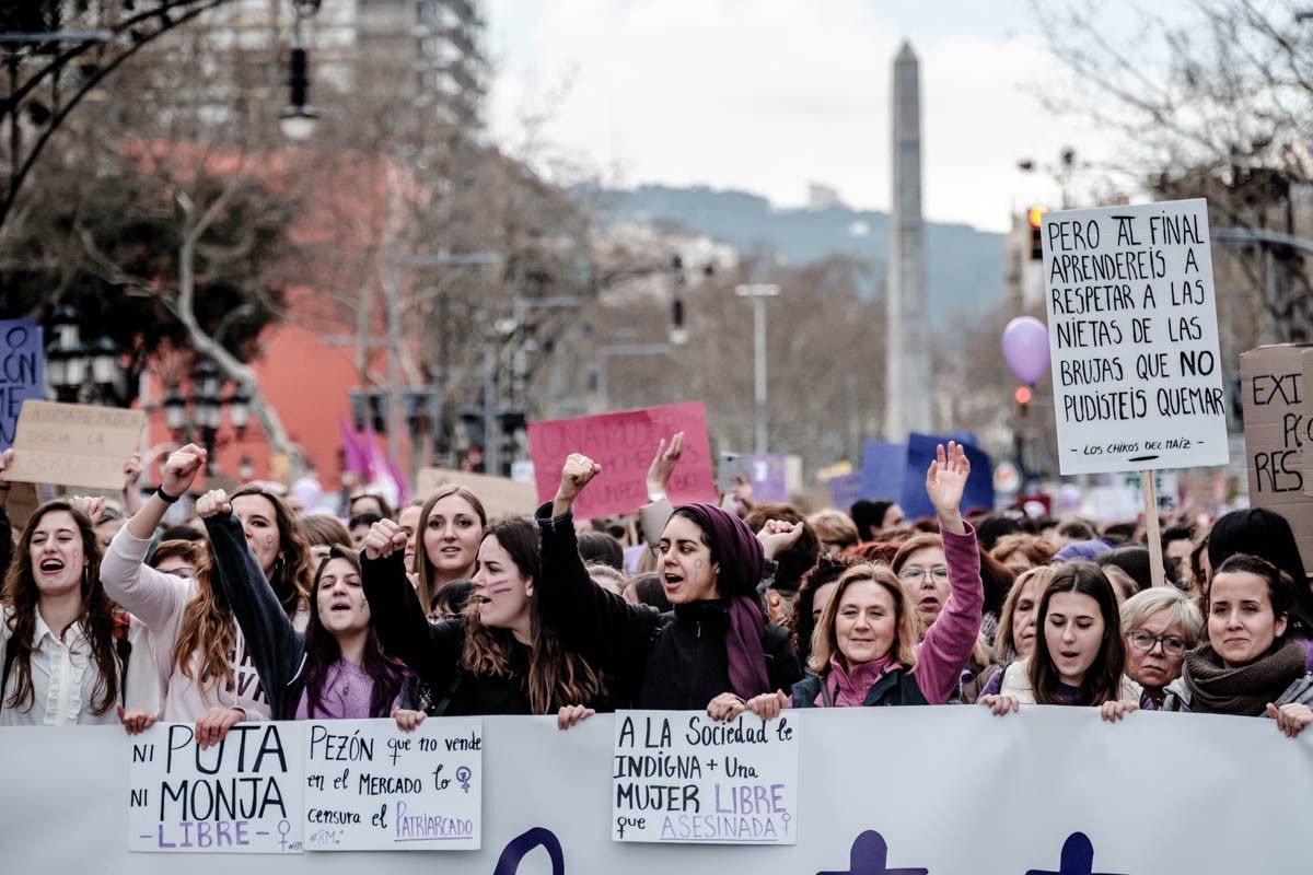 La manifestació feminista del 8-M al passeig de Gràcia de Barcelona.