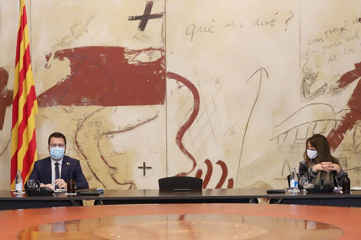 Pere Aragonès i Meritxell Budó, en la reunió del Govern del 13 d'abril del 2021.