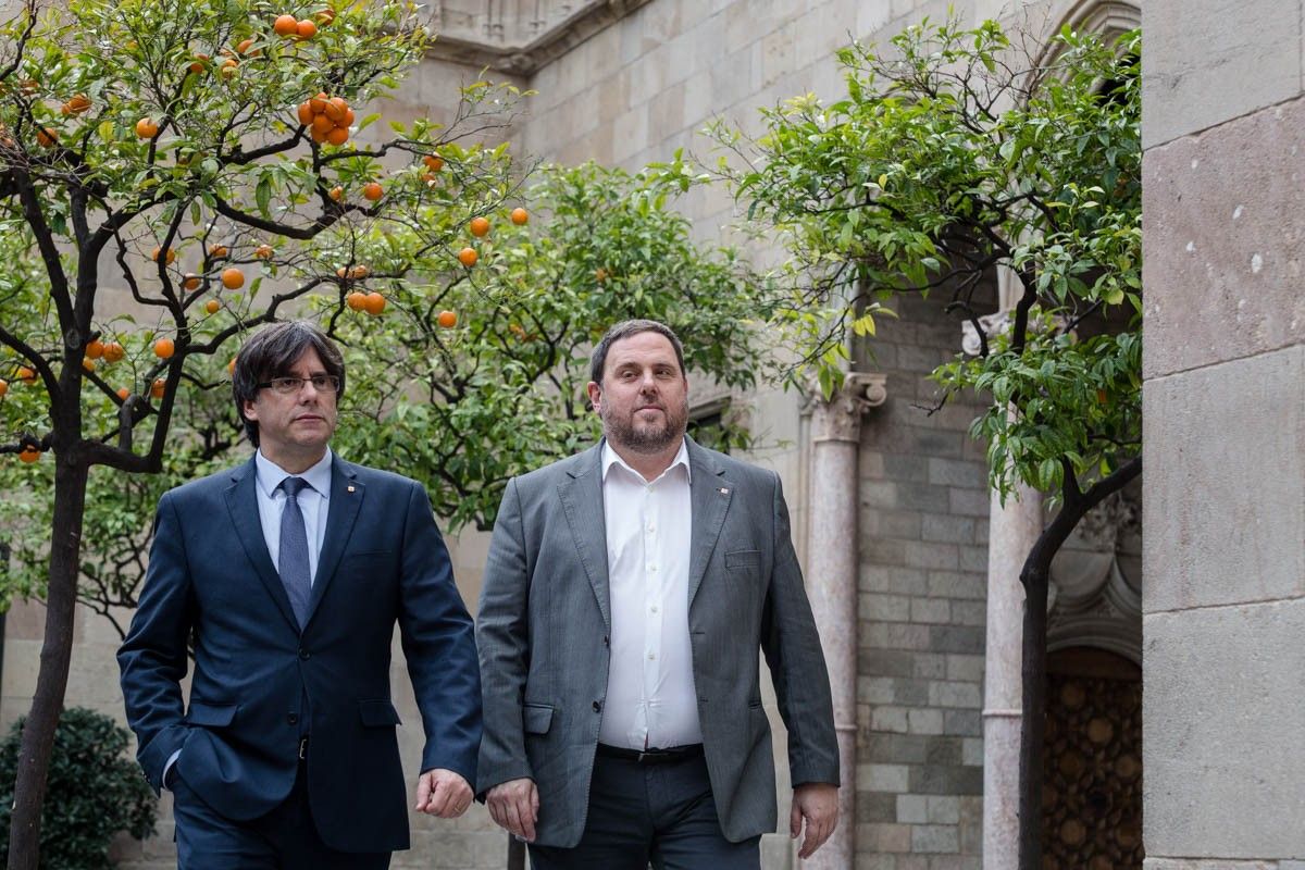 Carles Puigdemont i Oriol Junqueras en imatge d'arxiu de 2016, en la primera reunió del Govern