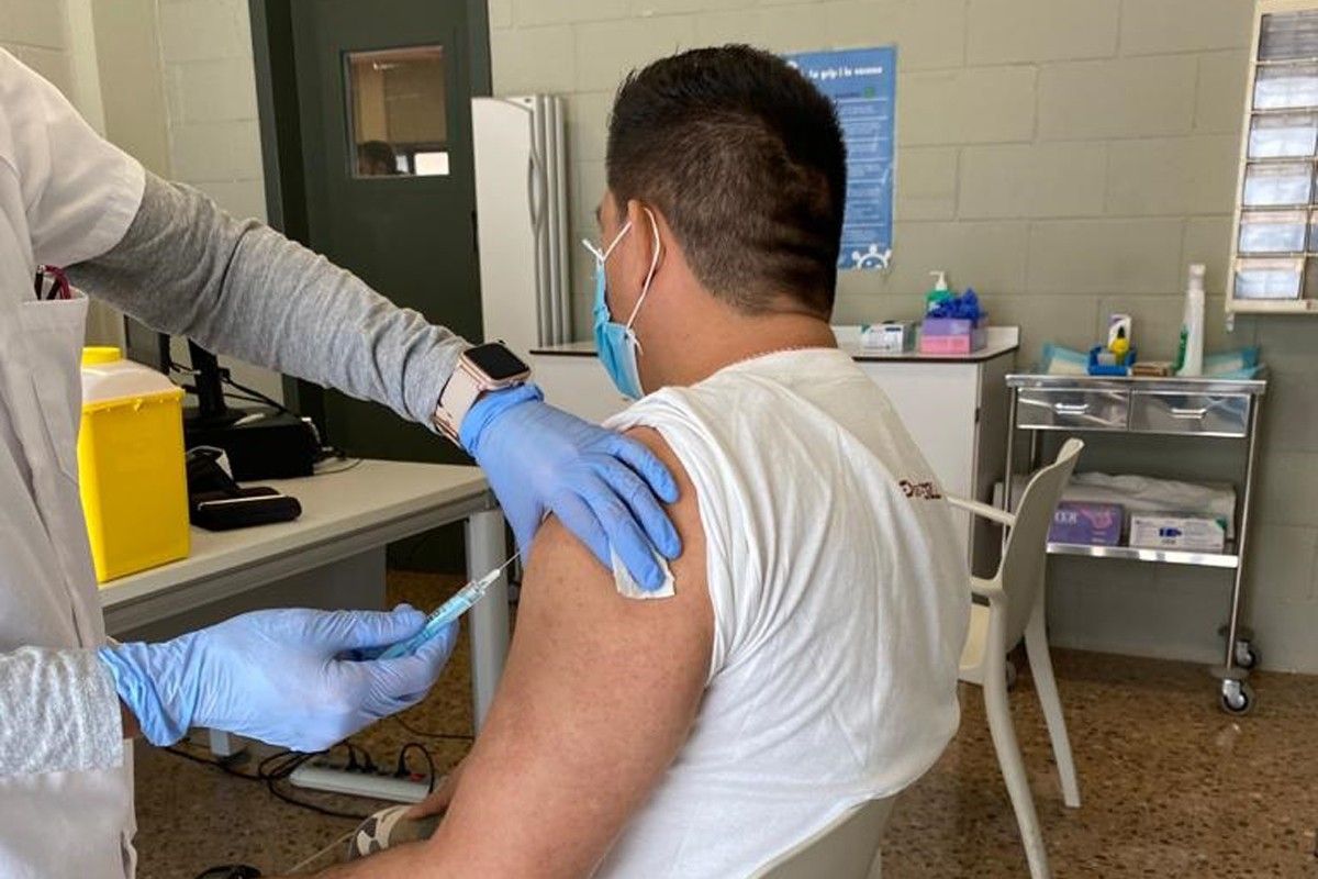 Un home rep la dosi d'una vacuna contra la Covid