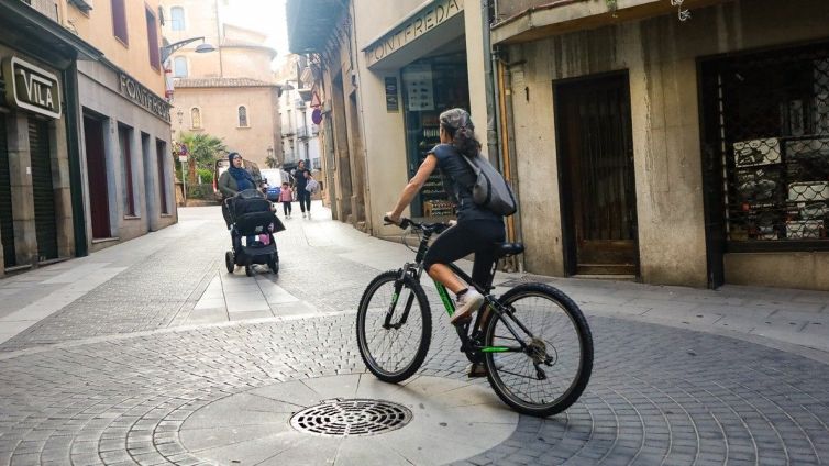 Una bicicleta pujant el carrer Sant Rafel d'Olot