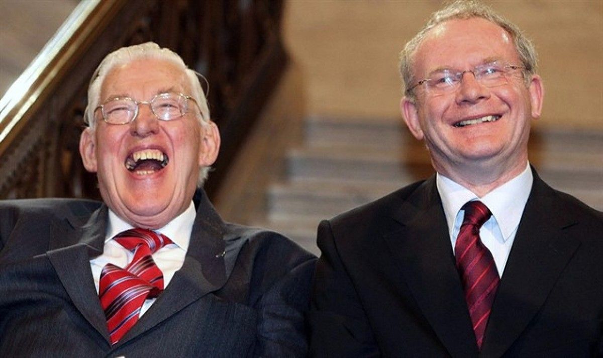 L'unionista Paisley i McGuinness, del Sinn Féin, rient. Una imatge per a la història.