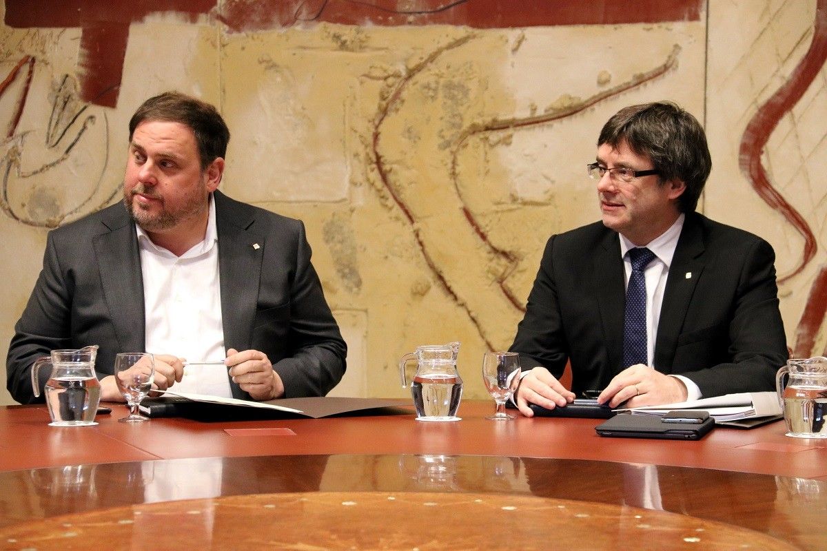 Carles Puigdemont i Oriol Junqueras, durant la reunió del Govern del dimarts 10 de gener