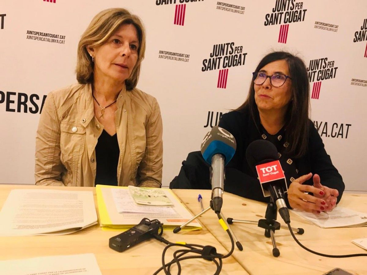 Carmela Fortuny i Cristina Paraira en roda de premsa al local de Junts per Sant Cugat. 