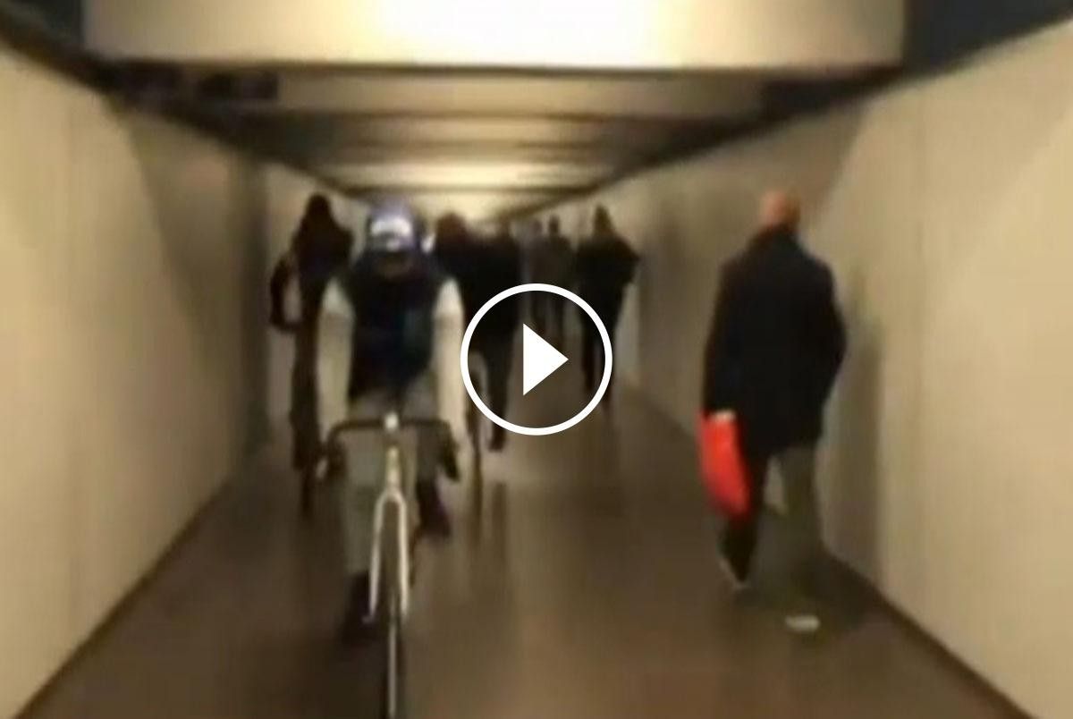 Els ciclistes al transbord de l'estació del metro del Passeig de Gràcia