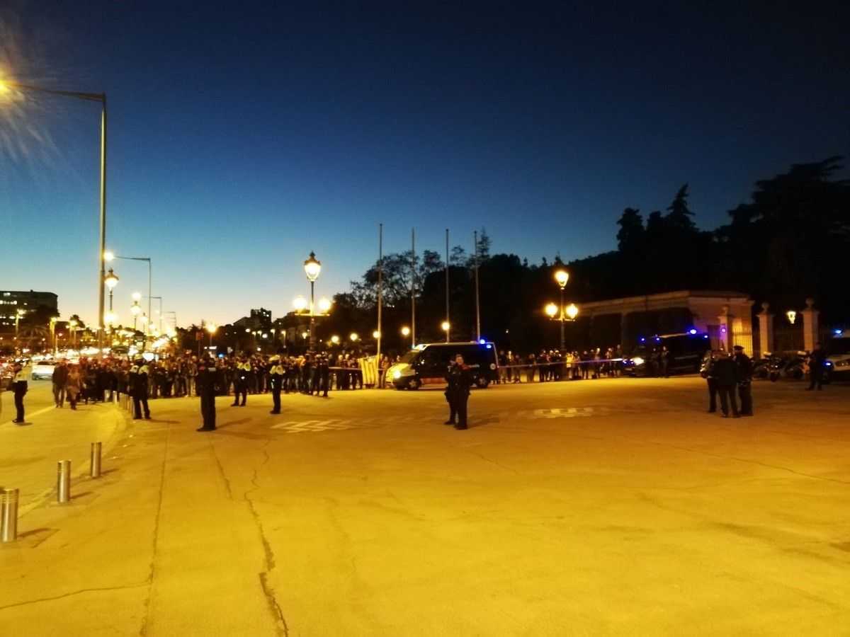 Un centenar de persones es concentren a les portes del Palau de Pedralbes
