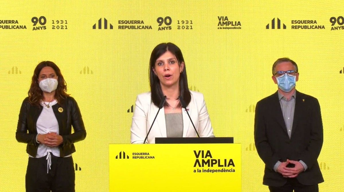 Marta Vilalta, acompanyada de Laura Vilagrà i Josep Maria Jové, aquest dilluns
