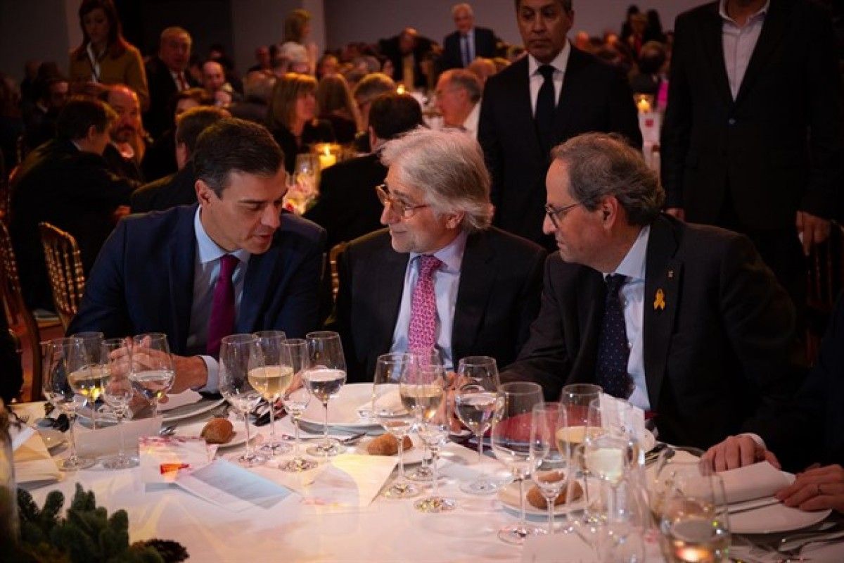 Pedro Sánchez, Josep Sánchez Llibre i Quim Torra en el sopar empresarial.