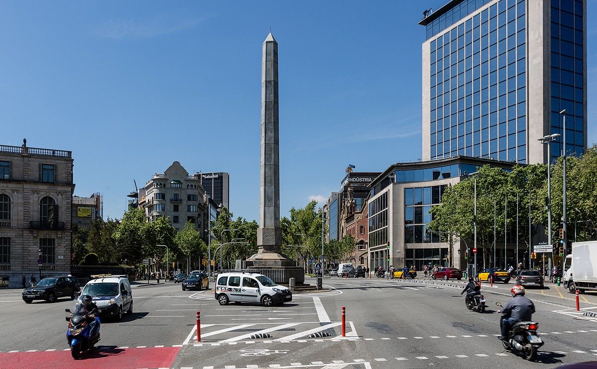 Plaça Joan Carles I amb la Torre Deutsche a la dreta