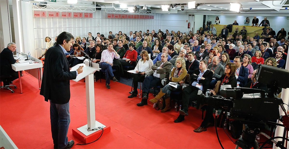 Javier Fernández adreçant-se al comitè federal del PSOE d'aquest dissabte