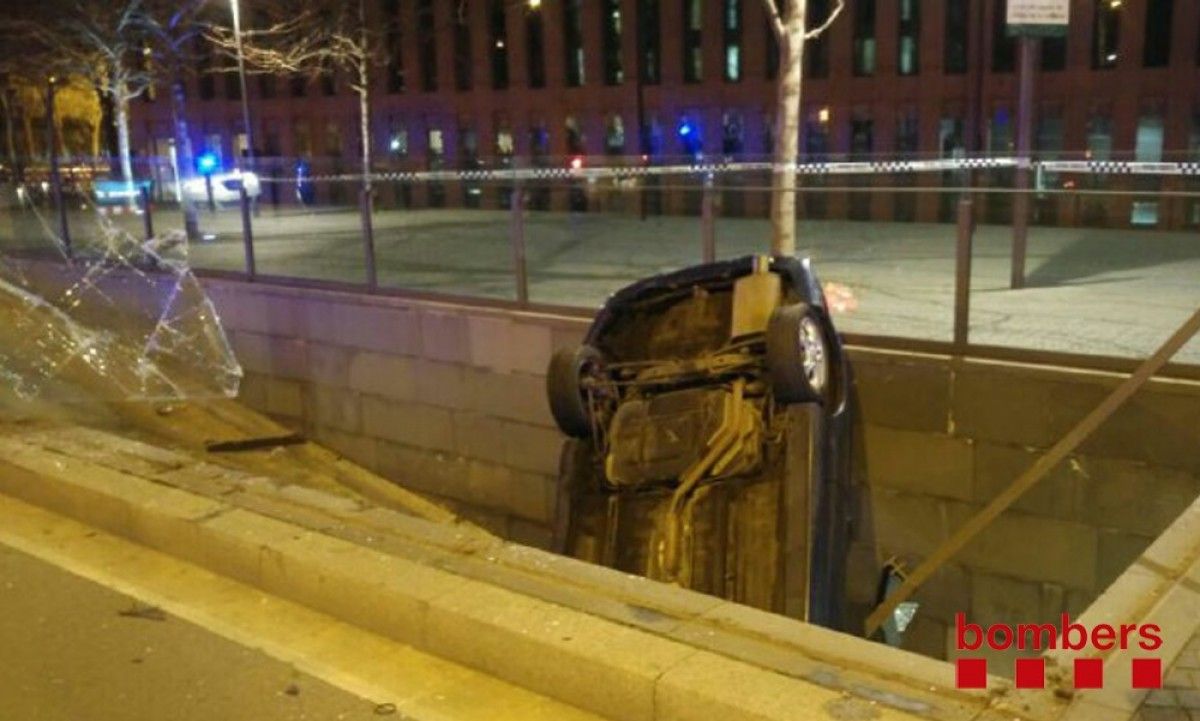 El cotxe va caure d'una alçada de tres metres després de trencar la barana de vidre.