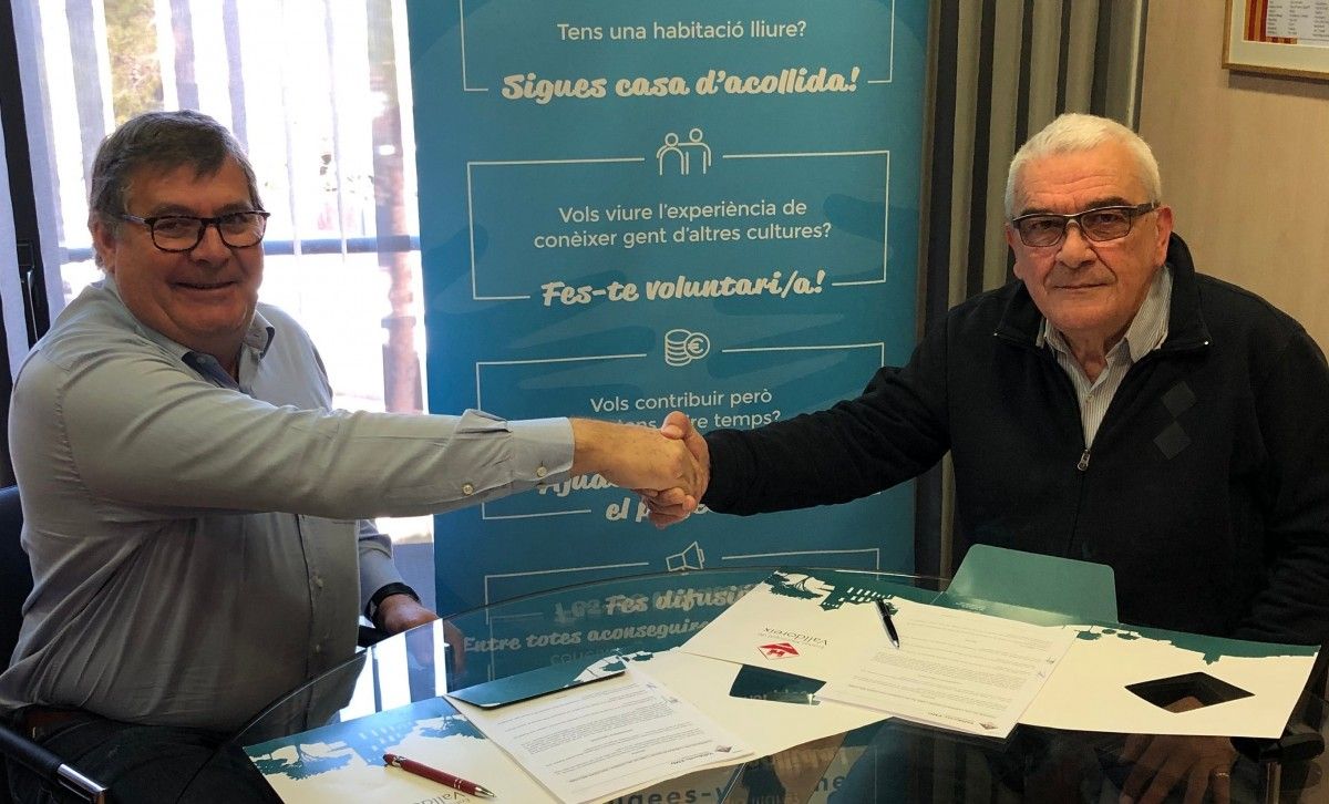 El president de l’EMD, Josep Puig, i el vicepresident de Refugees Welcome, el valldoreixenc Pablo Alonso, van signat aquest matí un conveni de col·laboració